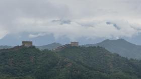 秋雨霏霏，金山岭长城云雾缭绕景美如画-图1