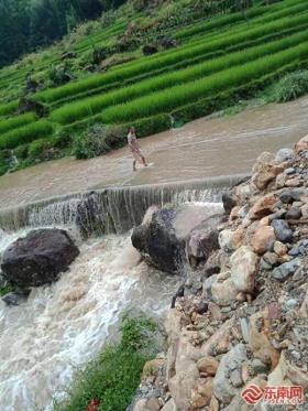 蕉城一村道逢雨就成“河” 村民反映多年仍如此