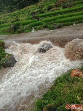 蕉城一村道逢雨就成“河” 村民反映多年仍如此-图2