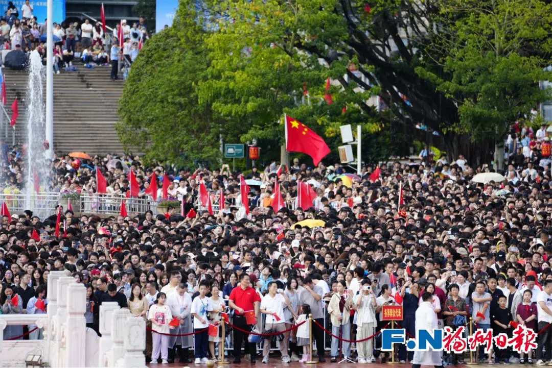 人山人海、热血沸腾！这是此时此刻的福州五一广场！-图3