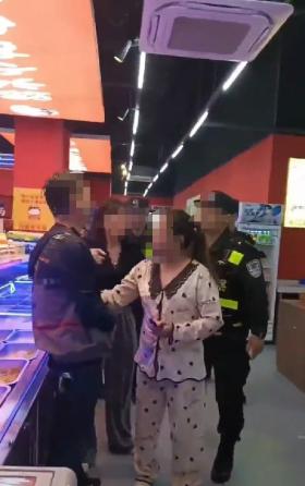 网友称“吃自助火锅超时被锁店内不让走”，火锅店称顾客酒后闹事打人已报警，派出所：正在调查-图2